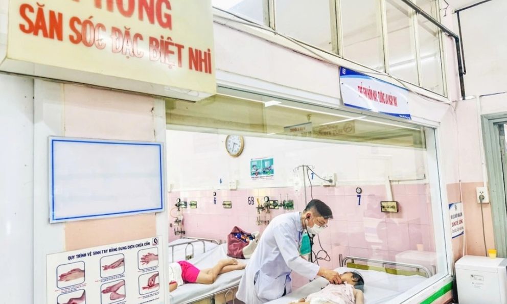 TP.HCM: Bánh flan và canh bắp cải khiến 266 học sinh tiểu học ngộ độc