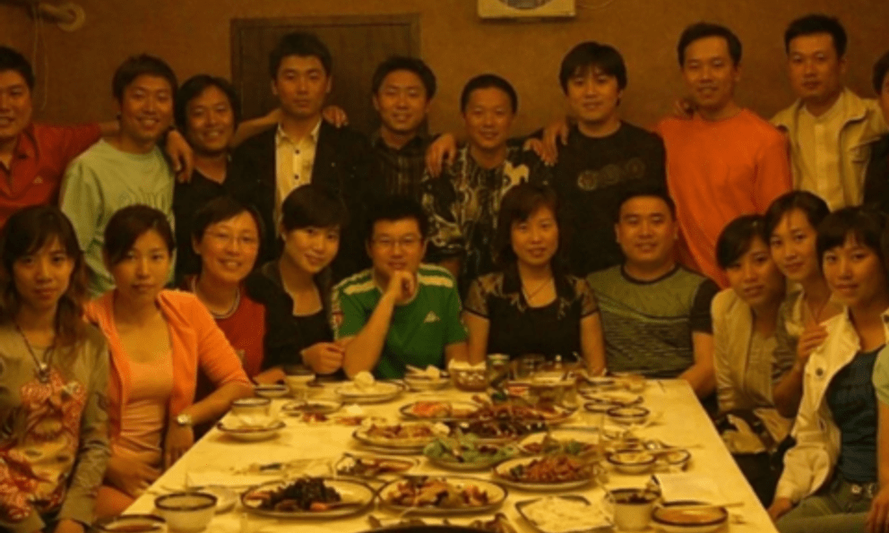 Đi họp lớp, tôi tranh thanh toán hoá đơn 162 triệu đồng: Về nhà nhìn 1 hành động của lớp trưởng mà chết sững