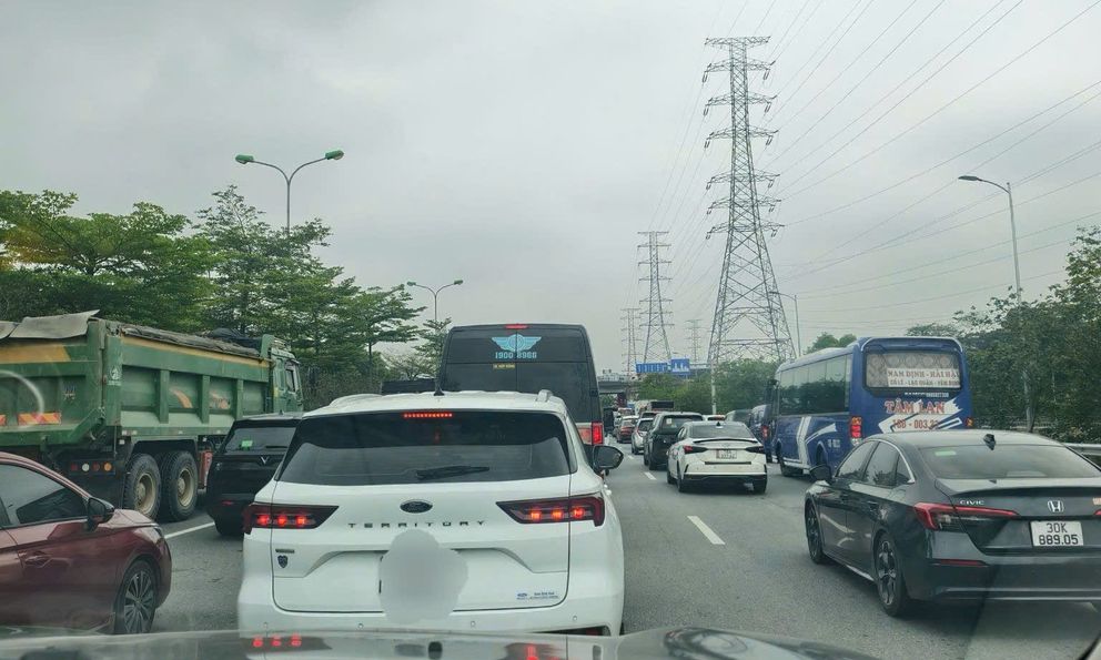 Còn 1 ngày nữa mới hết Lễ, cao tốc đã bắt đầu đông đúc người 