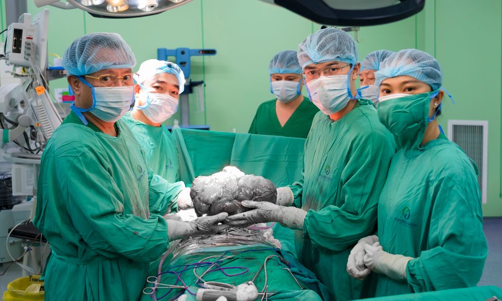 4 giờ cứu người phụ nữ mang khối u khổng lồ trong bụng: Bệnh nguy hiểm nhưng dễ nhầm lẫn triệu chứng tiêu hóa thông thường