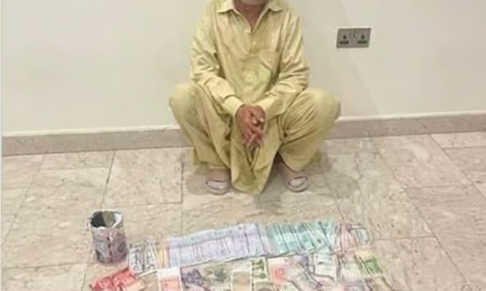 Dubai: Người đàn ông ăn xin lái xe sang sau khi tan ca làm việc