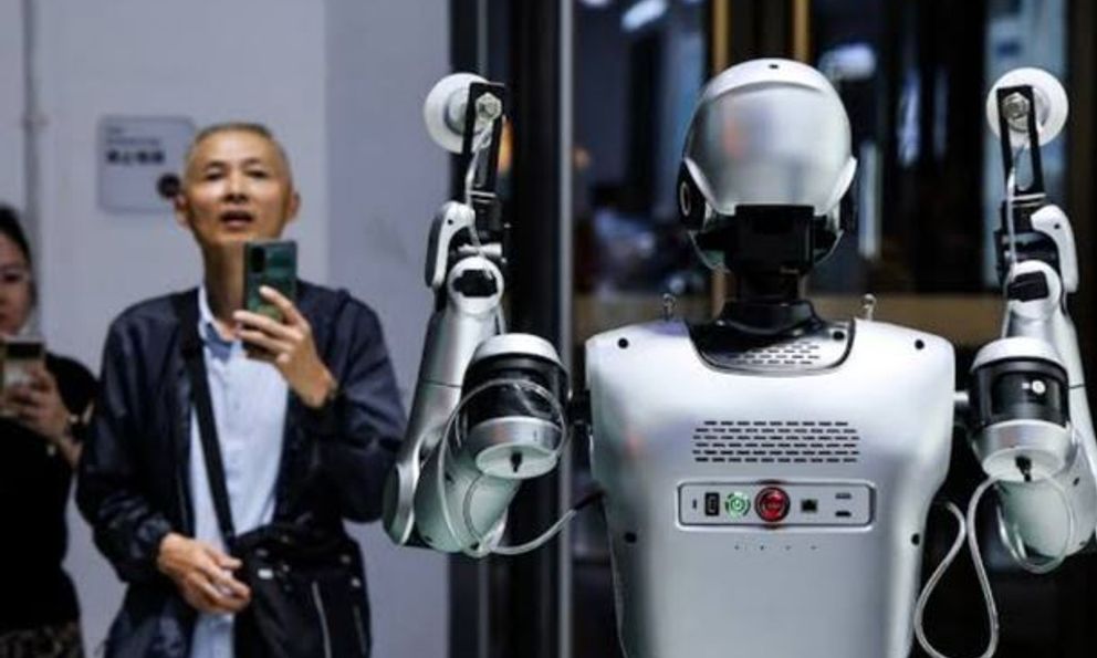 Trung Quốc đang tự mua, tự bán robot hình người?