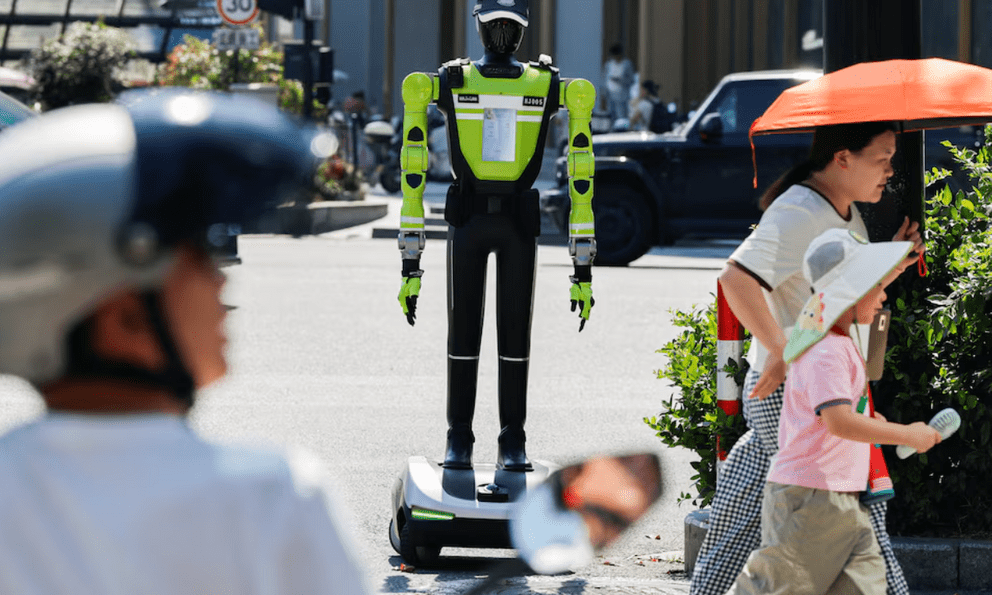 Trung Quốc đưa robot cảnh sát xuống đường: không trang bị súng, không có quyền bắt giữ, chỉ điều tiết giao thông