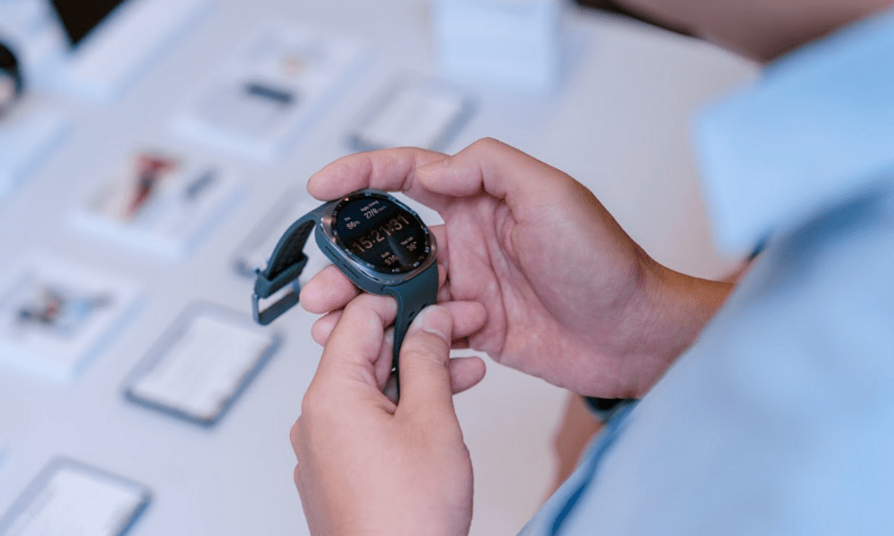 Sau cuộc đua cảm biến, smartwatch đang bước vào cuộc đua dự đoán sức khỏe bằng AI