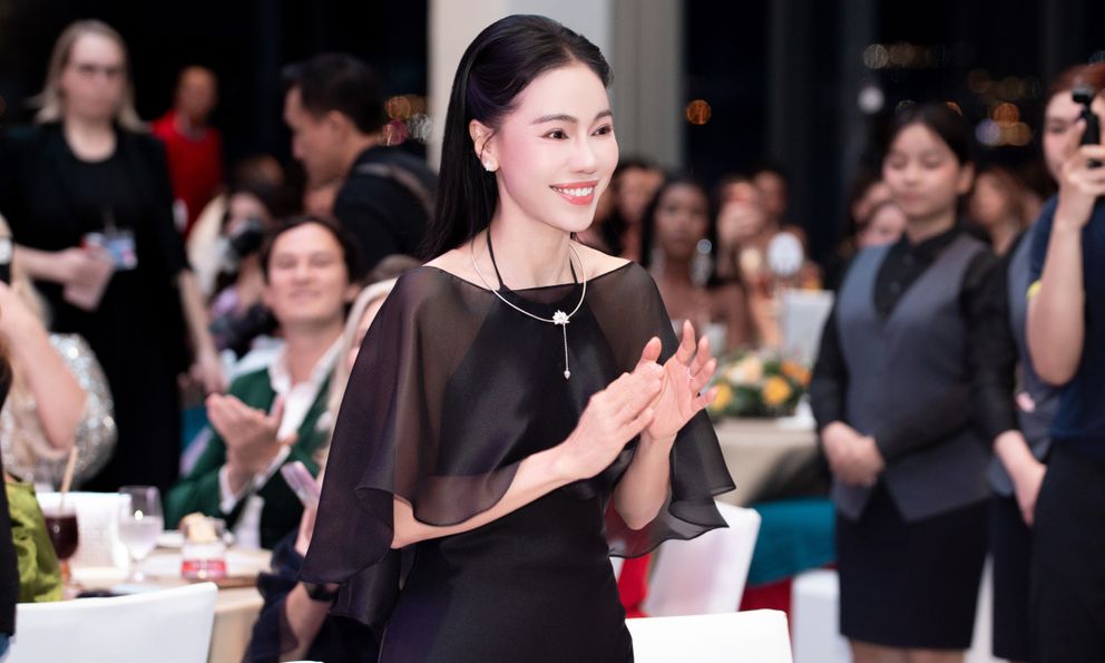 Bà Phạm Kim Dung chi gần 10.000 USD tại phiên đấu giá Miss World