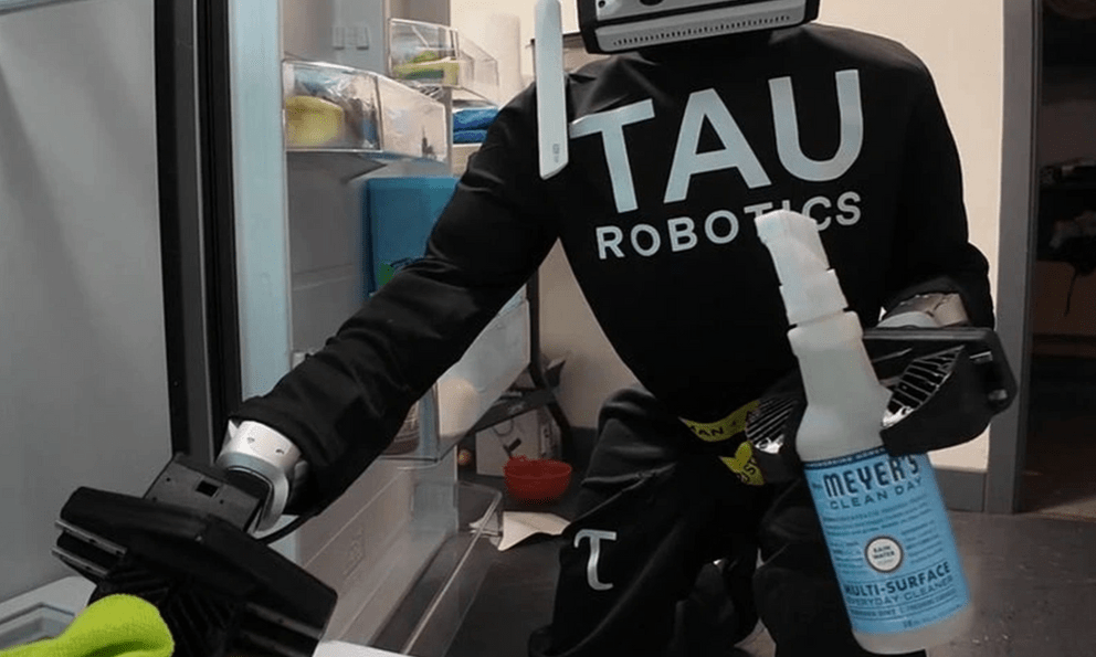 Robot hình người thay giúp việc làm việc nhà, giá hơn 700 nghìn đồng/giờ