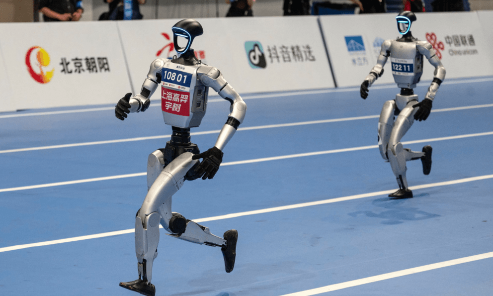 Robot Trung Quốc chạy kỳ quặc đến mức con người cũng bắt chước theo