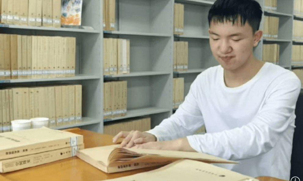 Cậu bé bị mất thị lực trở thành thủ khoa Đại học
