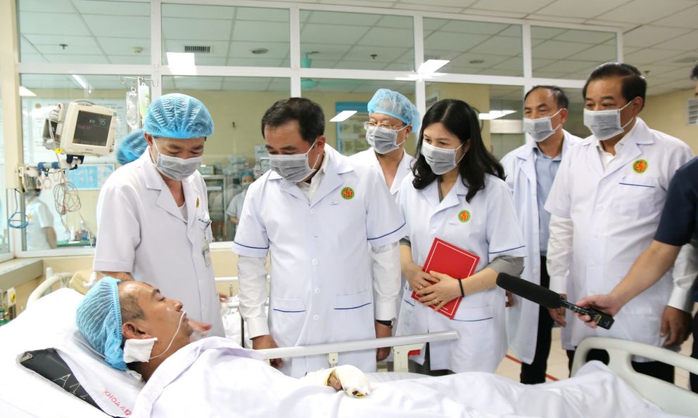 Bí thư Thành ủy Hà Nội Trần Đức Thắng thăm, động viên nạn nhân trong vụ cháy nhà dân tại phường Tây Hồ