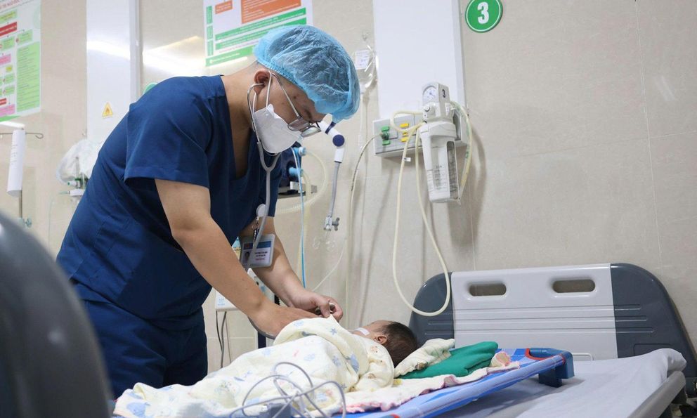 Ninh Bình: Cấp cứu bé sơ sinh 1 tháng tuổi vì người lớn nhỏ nhầm axit vào miệng