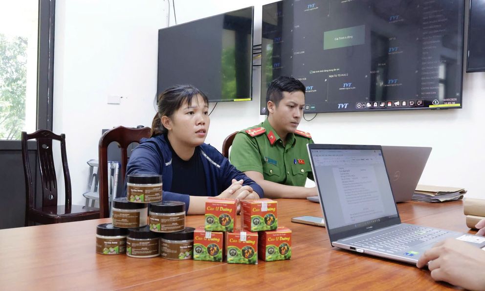 Hà Nội: Bắt 8 đối tượng lừa bán 
