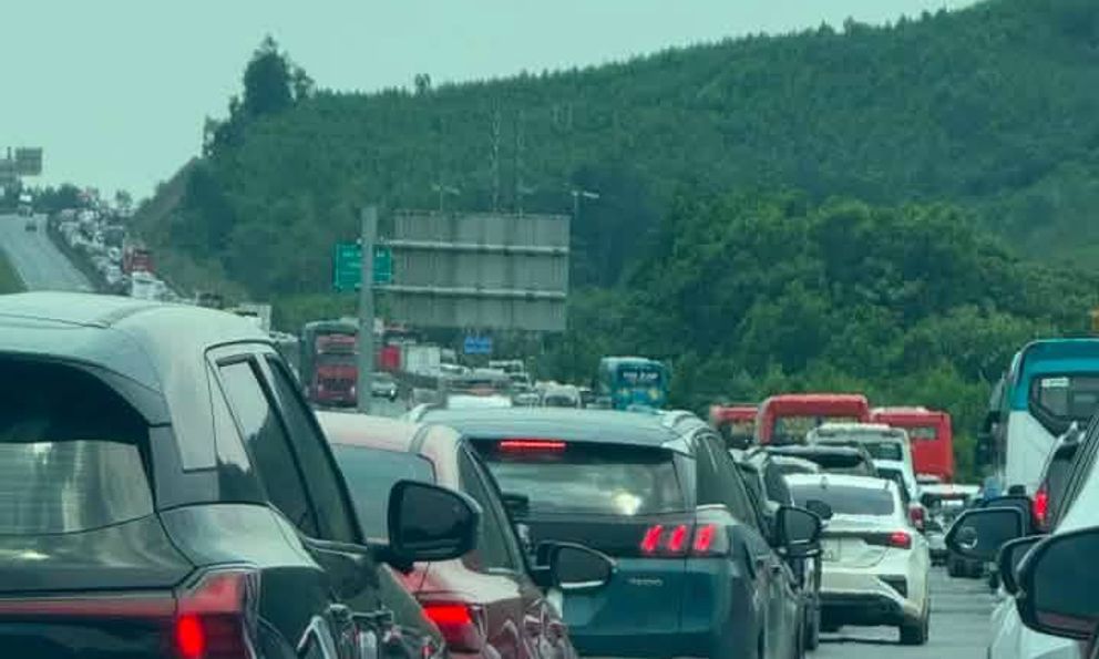 Kinh nghiệm xương máu vẫn bất lực: 12h đêm, 2h sáng và 12h trưa vẫn chưa xong, cửa ngõ phía Tây TP.HCM và các tỉnh đông nghẹt người đi nghỉ lễ