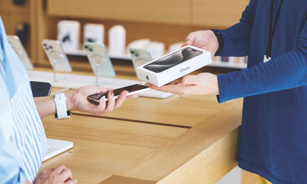 Thị trường smartphone mỗi ngày lại tăng giá, người dùng đổ xô tìm phương án 