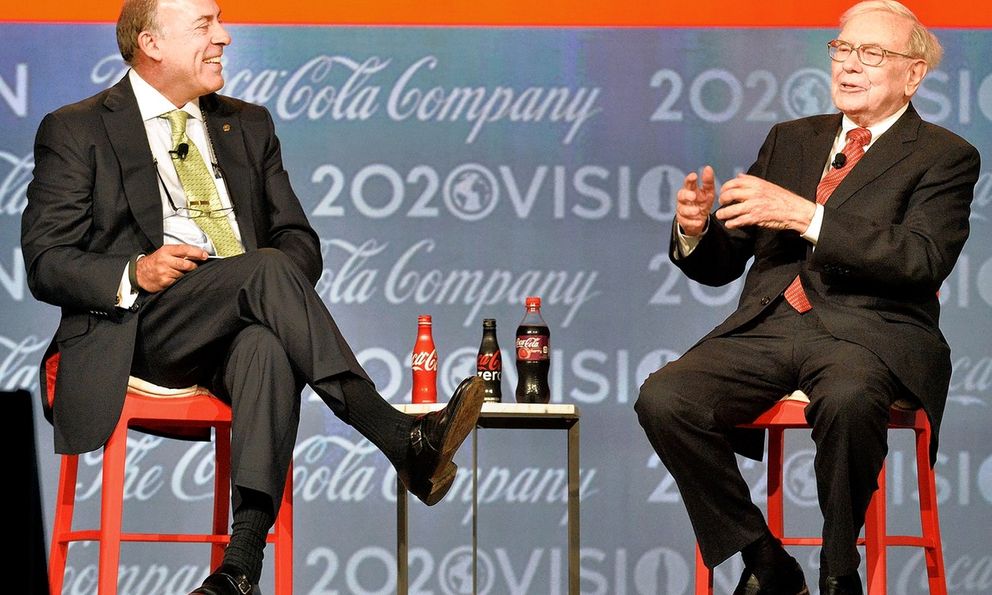 Chơi lớn lúc nghỉ hưu: Warren Buffett mang theo 2 vật bất ly thân trong buổi họp để đập tan những lời chỉ trích của thế giới - Đó là gì?