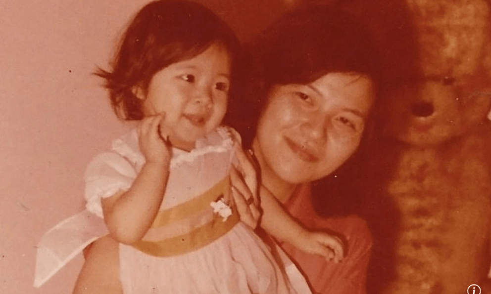 Bật khóc trước hồi ký của cô gái viết về người mẹ qua đời vì bệnh Alzheimer: 