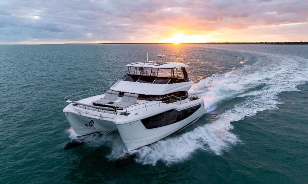 Thuyền máy 2 thân Mỹ được 