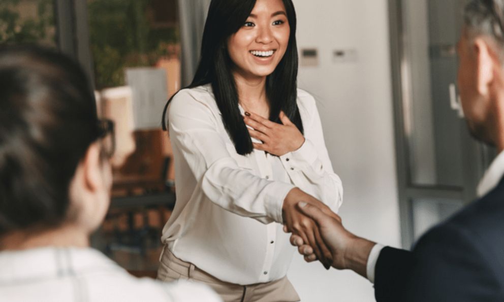 Khi được khen, người thường ngại ngùng đáp “Không có gì”, người EQ cao trả lời khôn ngoan, ghi điểm tuyệt đối!