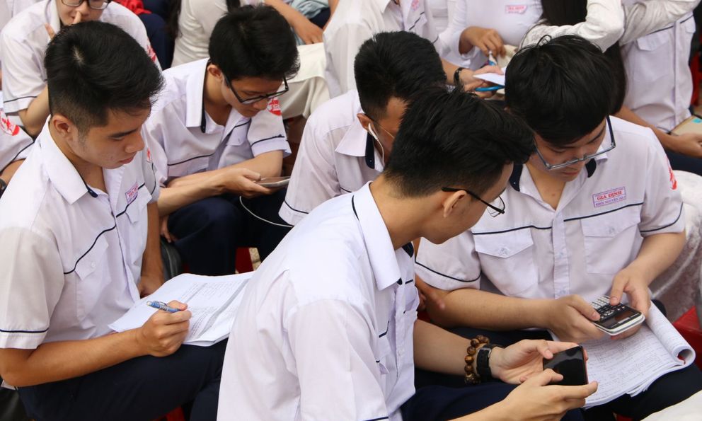 TP.HCM: Dự kiến cấm học sinh dùng điện thoại ở trường, kể cả giờ ra chơi