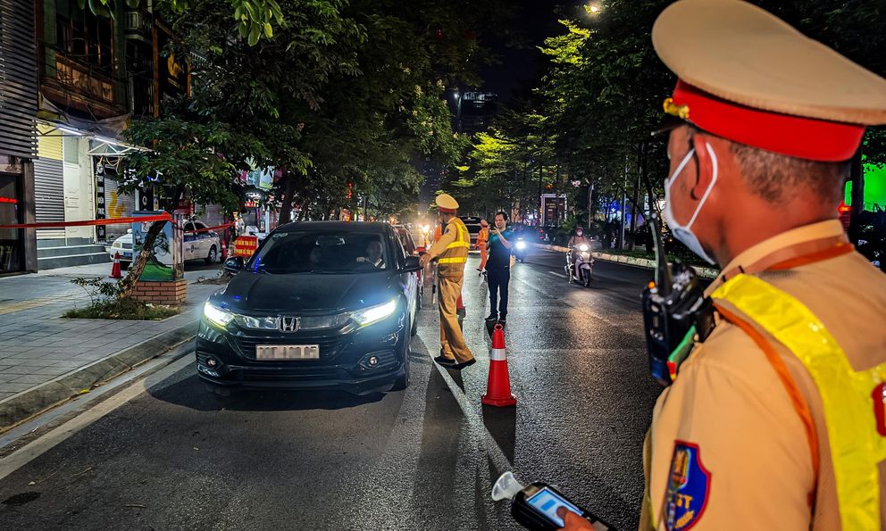 CSGT Hà Nội hóa trang 'theo dấu' tài xế rời quán nhậu, 30 phút xử lý 10 'ma men' lái xe trong tình trạng thiếu tỉnh táo