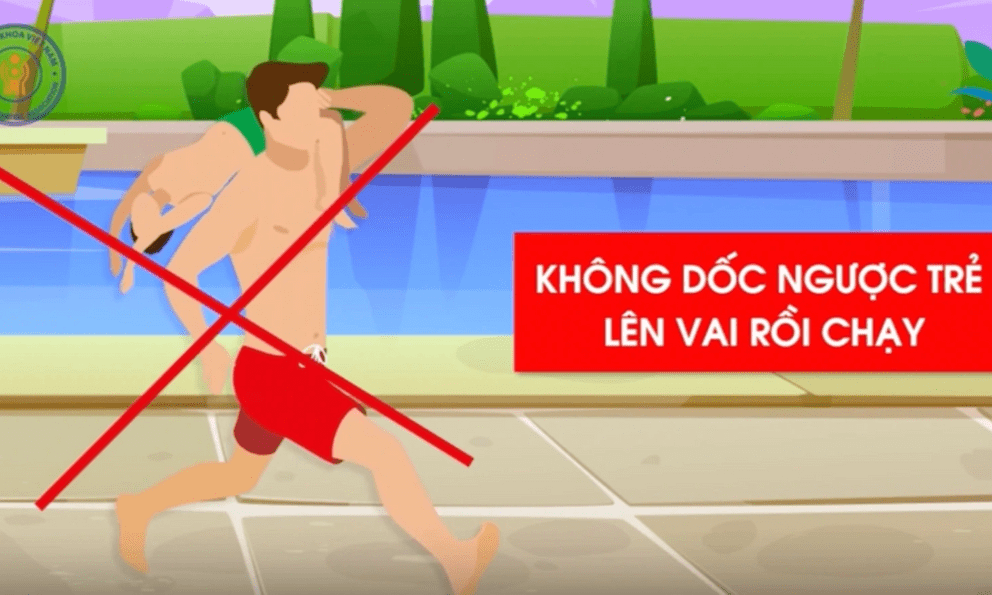 2.000 trẻ đuối nước mỗi năm, Bệnh viện Nhi Trung ương cảnh báo: Tuyệt đối KHÔNG dốc ngược nạn nhân khi sơ cứu