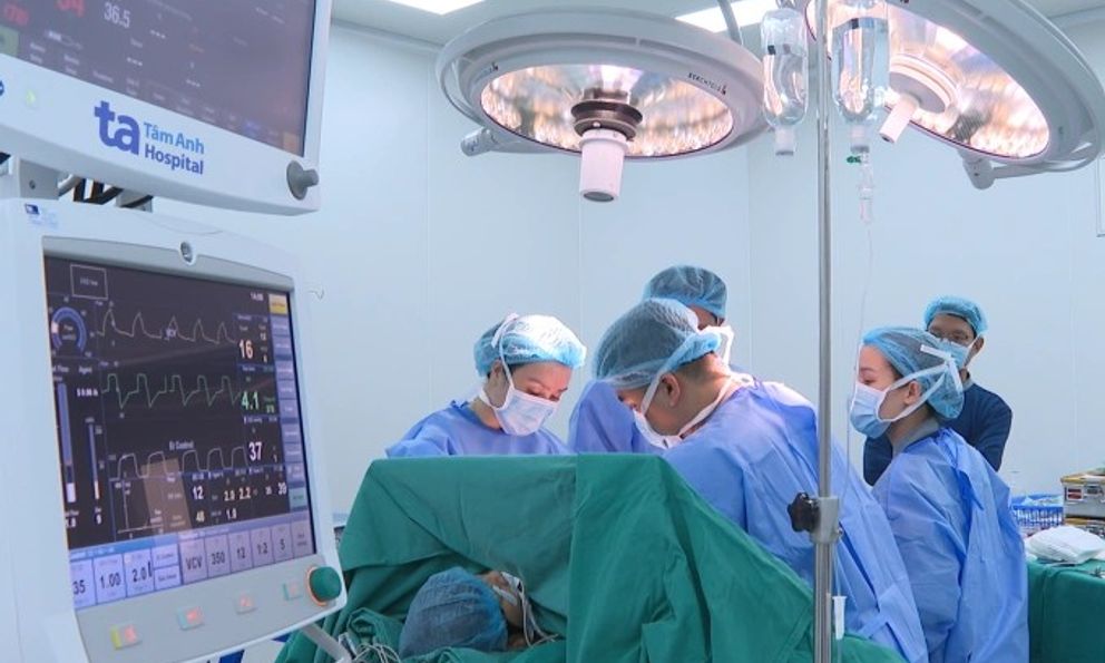 NÂNG NGỰC thẩm mỹ, người phụ nữ ở Hà Nội bị khối u ăn mòn xương sườn, phải tái tạo lồng ngực bằng titan