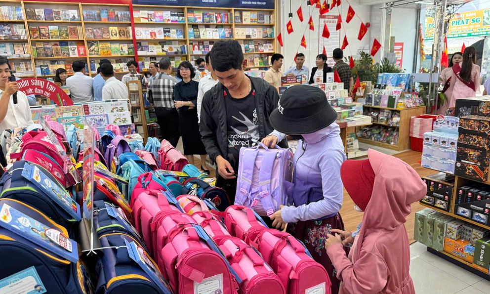 Mùa tựu trường sôi động: Thị trường sách vở, dụng cụ học tập “nóng” từng ngày