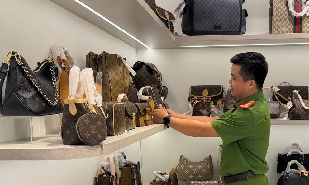 Đột kích loạt cửa hàng quanh chợ Hàn - Đà Nẵng: Công an phanh phui chiêu trò 