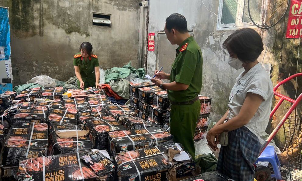Phát hiện gần 1,7 tấn xúc xích không rõ nguồn gốc chuẩn bị tuồn ra quán ăn vỉa hè ở Hà Nội
