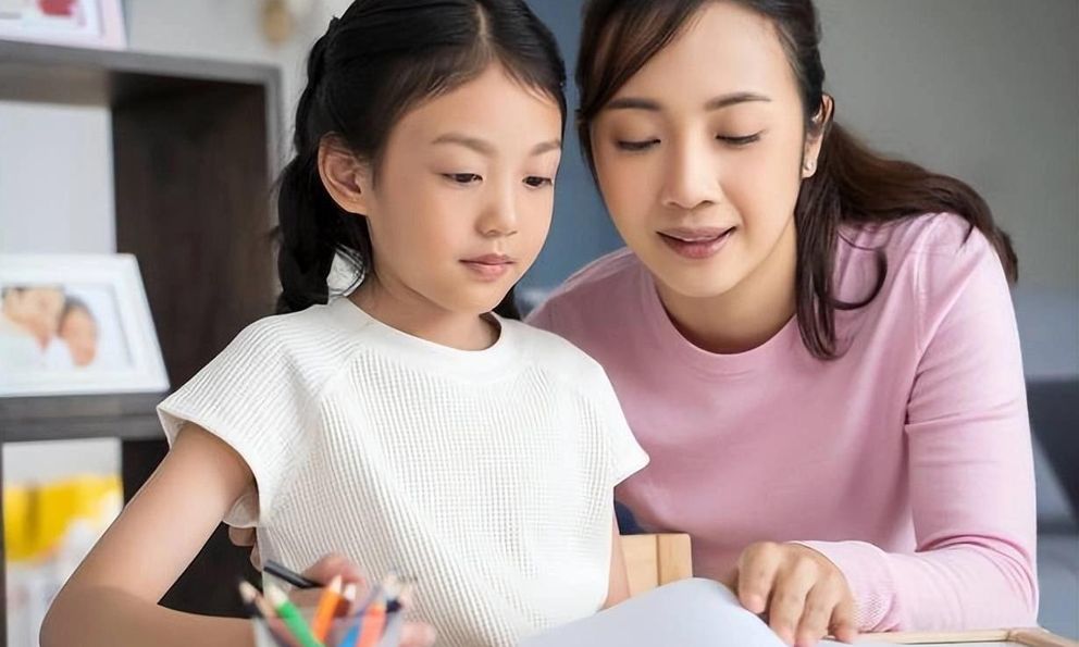 Nhà nghiên cứu Harvard tiết lộ: 4 LỜI KHEN nhưng khiến con gái thiếu tự tin 