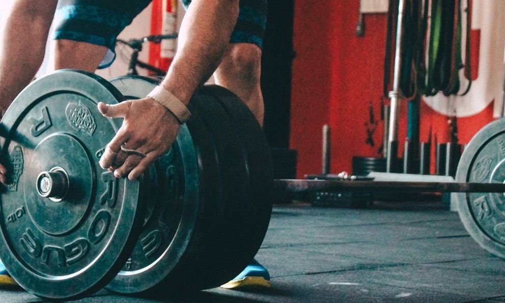 Ham cơ bắp, suýt mất đôi chân: Cảnh báo GẤP cho những người mê tập GYM với tạ nặng