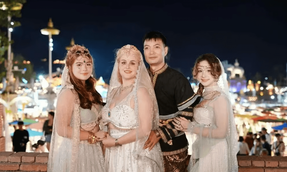 Ngủ chung với gia súc thuở nhỏ, mù một mắt năm 15 tuổi: Anh nông dân Trung Quốc chinh phục trái tim nữ tiến sĩ Mỹ, sống bên nhau 20 năm như phim