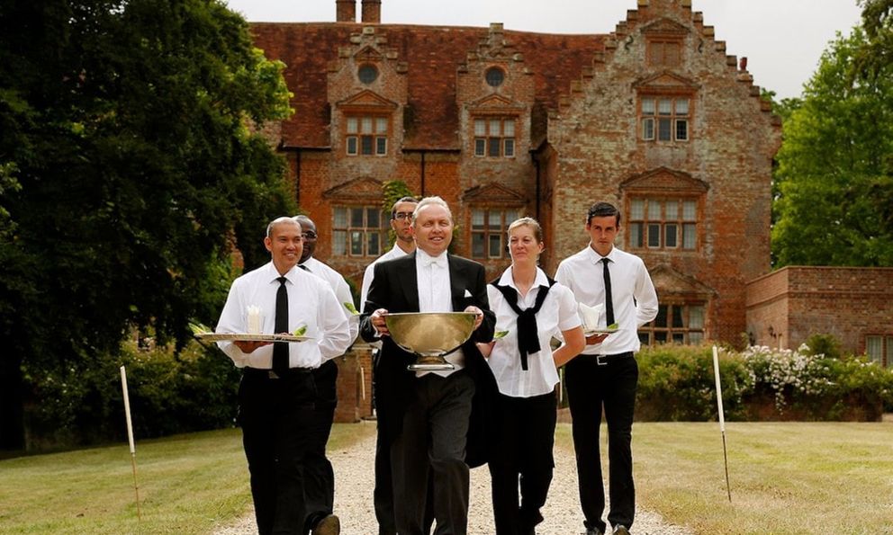 Giúp việc của giới siêu giàu - Nghề rủi ro nhất thế giới: Một cú trượt tay có thể thổi bay 75.000 USD, thần kinh không vững không thể trụ được!