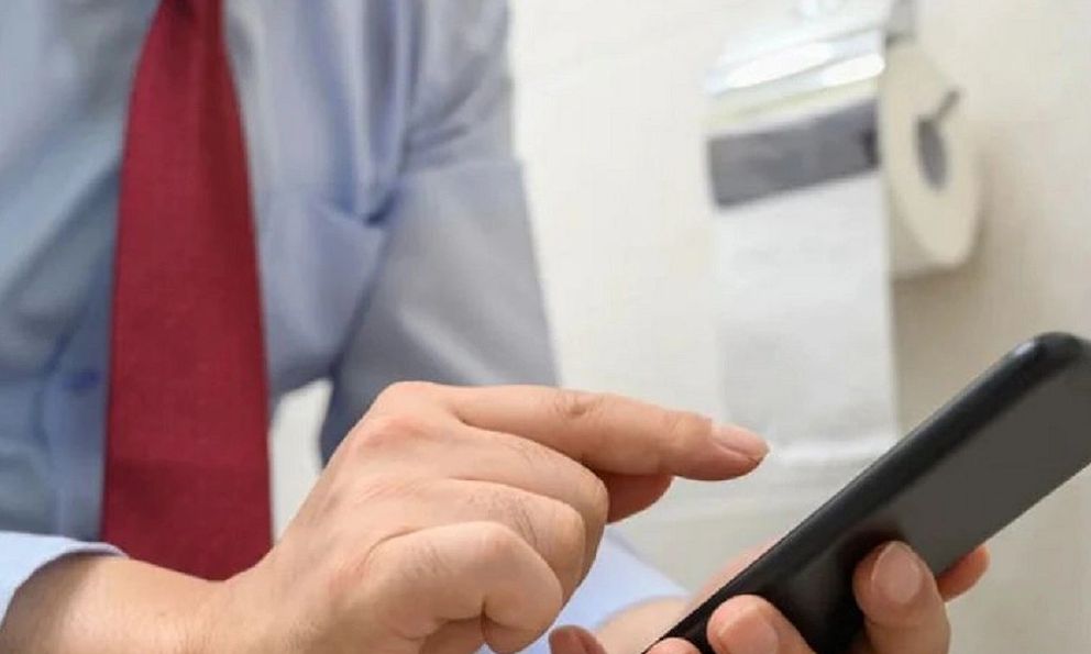 Đi vệ sinh cũng bị bấm giờ, chụp ảnh, quá 15 phút phạt 1,7 triệu đồng: Làn sóng phẫn nộ từ quy định gây sốc tại một công ty