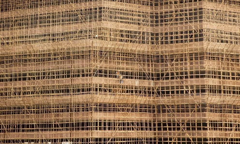 Dựng lại hiện trường: Giàn giáo tre dày như mạng nhện trở thành mồi lửa khiến chung cư của hơn 4.000 cư dân thành ngọn đuốc sống