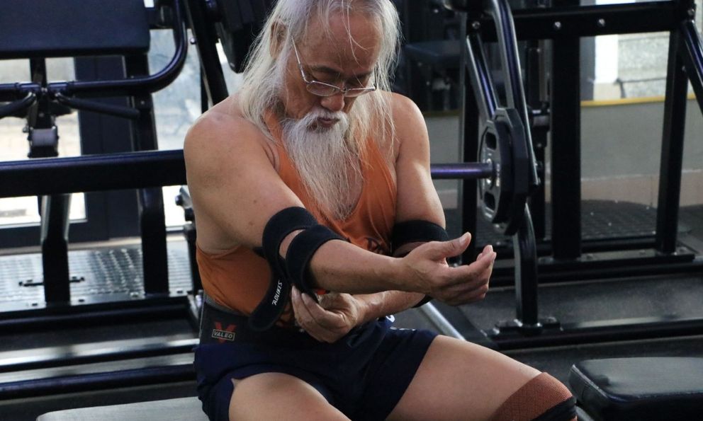 71 tuổi vẫn đẩy tạ 400kg, cụ ông gymer chia sẻ bí quyết “Tuổi tác không định nghĩa con người. Chỉ có thái độ sống mới làm nên sức mạnh”.
