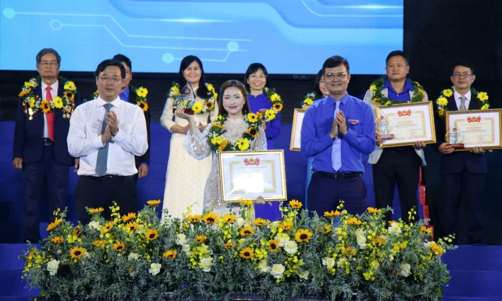 Ca sĩ Hoà Minzy nhận giải thưởng Tình nguyện quốc gia 2025