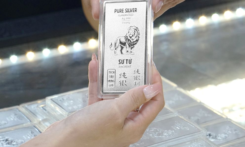 “Ông trùm” ngành kim loại quý, nổi tiếng với các sản phẩm mỹ nghệ bạc tinh xảo vừa bắt tay với Vietinbank đưa sản phẩm bạc miếng bạc thỏi lên ứng dụng điện thoại: LÀ AI?