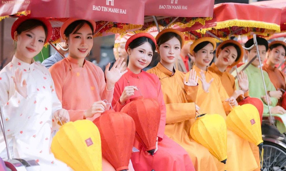 Lễ hội Bách Hoa Hỷ Sự nâng niu ký ức Việt: Rước dâu thời Nguyễn, hồi môn vàng 24K và đám cưới đường phố thập niên 90