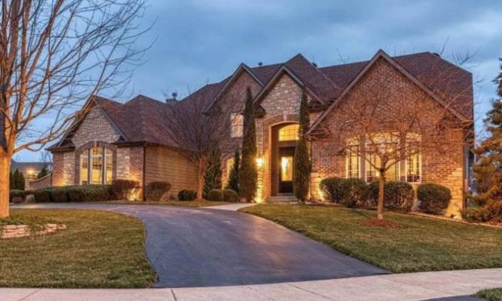 Khi “tấm lòng vàng” hóa thành siêu xe, biệt thự, sống sang chảnh ngút ngàn: Những cú 