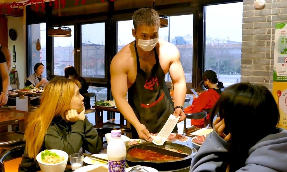 Kinh tế “trai đẹp” bùng nổ ở Trung Quốc: Khi đàn ông biến ngoại hình thành nghề hái ra tiền