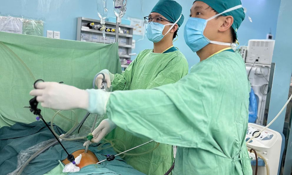 Bé 3 tuổi vỡ ruột thừa nguy kịch sau 10 ngày bị chẩn đoán nhầm thành rối loạn tiêu hóa