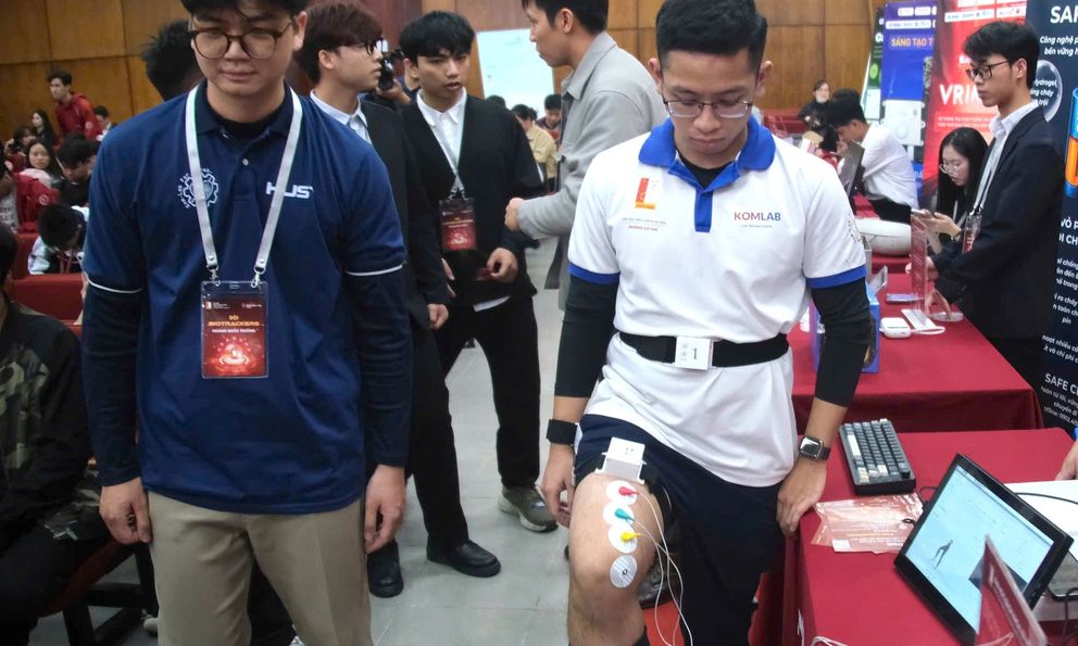 Mỗi năm 200.000 ca đột quỵ, sinh viên Việt chế tạo “trợ lý AI” phục hồi vận động, giá chỉ 100 triệu đồng/bộ