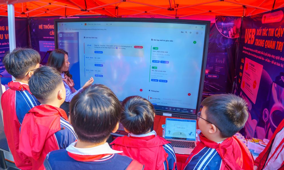 Khi chuyển đổi số đi vào lớp học: Trường Đại học Kinh tế bắt tay THCS Cầu Giấy xây dựng quản trị trường học số