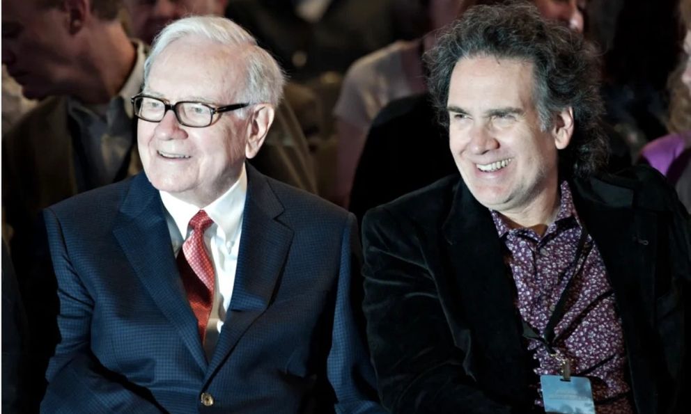 Con trai Warren Buffett: Lớn lên trong căn nhà bình thường, tới năm 25 tuổi tình cờ đọc tạp chí mới biết bố là tỷ phú 