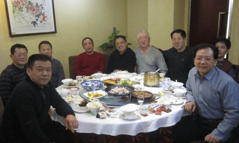 Đi họp lớp, tôi ngán ngẩm trước sự phô diễn của bạn bè, rút ra 4 NGUYÊN TẮC để chẳng cần khoe mẽ vẫn nhận được tôn trọng 