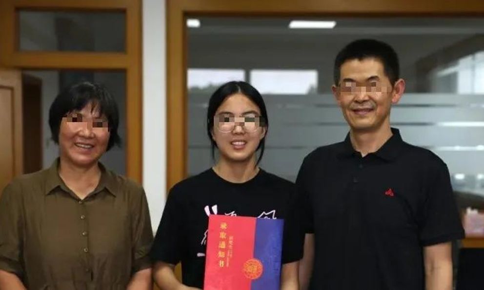 Suốt 4 năm nhận 3,7 triệu đồng mỗi tháng từ người lạ, nữ sinh ĐH Chiết Giang sững sờ khi biết danh tính ân nhân giấu mặt