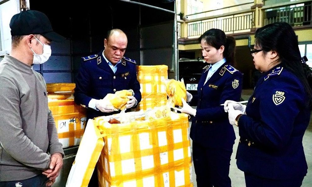 NÓNG: Phát hiện, tiêu hủy hơn 300 túi chân gà rút xương, 100 túi gà ủ muối “trôi nổi” suýt lên bàn ăn!