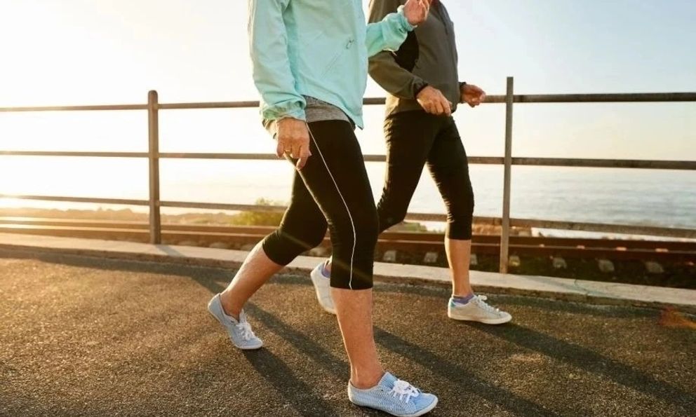 Nhìn dáng đi, biết tuổi thọ: Bác sĩ chỉ 7 dấu hiệu bước chân cảnh báo nguy cơ “đoản mệnh”