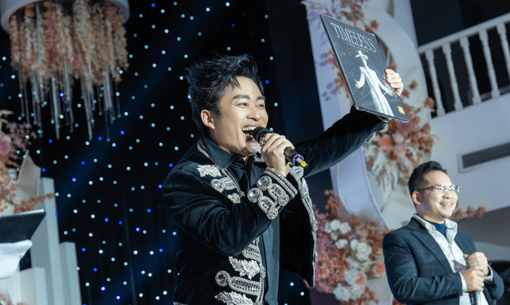 Đĩa than, áo dài của divo Tùng Dương được mang ra đấu giá