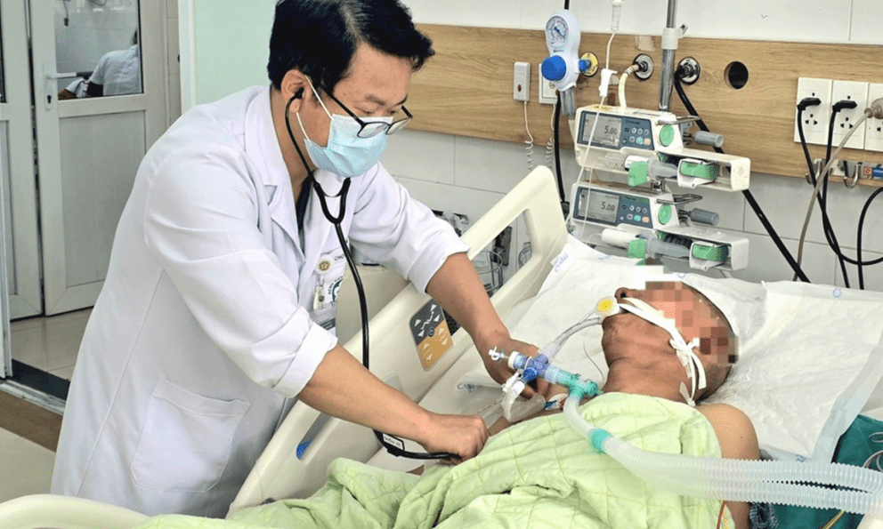 Bệnh viện Bạch Mai tiếp nhận ca bệnh ngộ độc khí CO nặng do tự chữa bệnh theo mạng xã hội